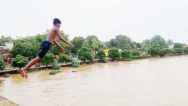 उफनती नदी में कूद रहे लोग, जान का खतरा