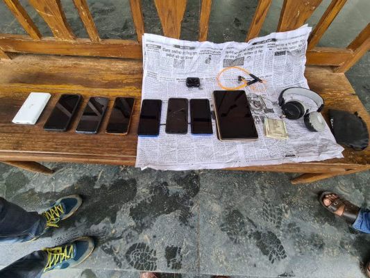 मोबाइल दुकान में चोरी, बाप-बेटे गिरफ्तार