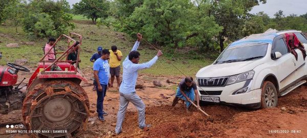 भारी बारिश से विशाखापट्टनम के पर्यटकों की गाड़ी फंसी, पुलिस ने ग्रामीणों की मदद से निकाला