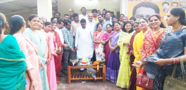 पदाधिकारी, कार्यकर्ताओं के साथ केक काटकर सादगी के साथ सासंद ने मनाया जन्मदिन
