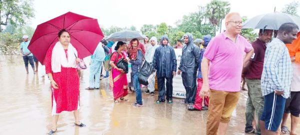 दीपिका ने किया बाढ़ ग्रस्त क्षेत्रों का दौरा