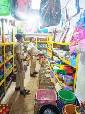 छुईखदान के व्यापारिक दुकानों में पुलिस की दबिश