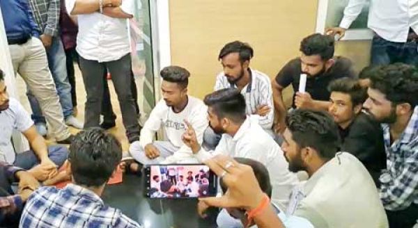 निजी विवि की मनमानी विरोध,एनएसयूआई ने रावतपुरा सिटी अॅाफिस को घेरा