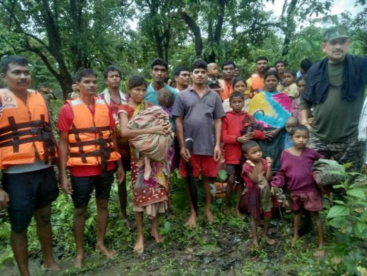 बारिश से नदी-नाले उफान पर, टूटा दर्जनों गांवों का संपर्क
