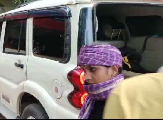 देखें VIDEO : मूक-बधिर सुदामा की हत्या कर फरार होती बच्ची को पुलिस ने पीछा कर मंदिर हसौद में पकड़ा
