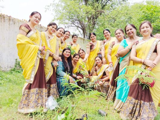 केशरवानी महिला समिति सारंगढ़ ने मोना स्कूल में पौधरोपण कर पर्यावरण संरक्षण का दिया संदेश