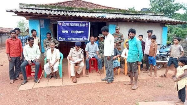 गांवों में पुलिस टीम कर रही ग्रामीणों को जागरूक