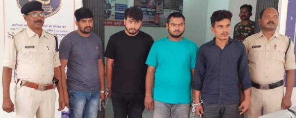 एटीएम में कार्ड बदलकर करते थे लाखों की ठगी, बिहार से 4 गिरफ्तार