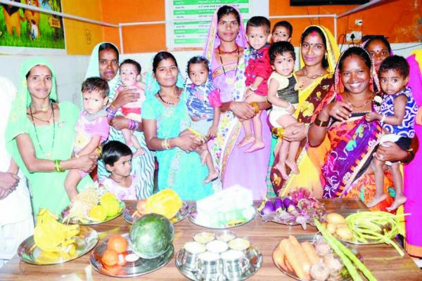 जिले में गर्भवती एवं शिशुवती माताओं को दिया जा रहा गरम भोजन