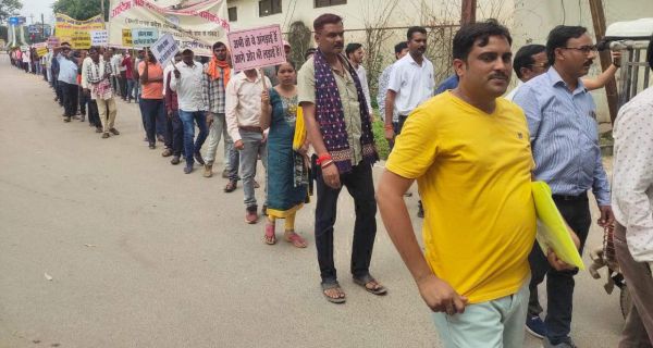 समान वेतन और नियमितीकरण की मांग को ले सहकारी समिति कर्मचारी संघ ने निकाली रैली