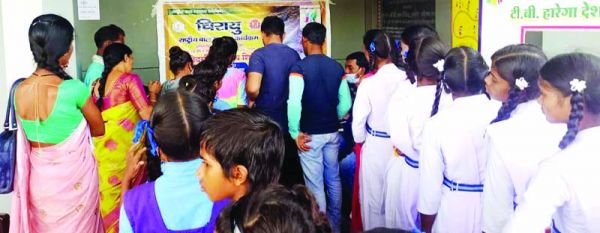 रायपुर के डॉक्टरों ने बच्चों की जांच की जिला अस्पताल में स्वास्थ्य शिविर 