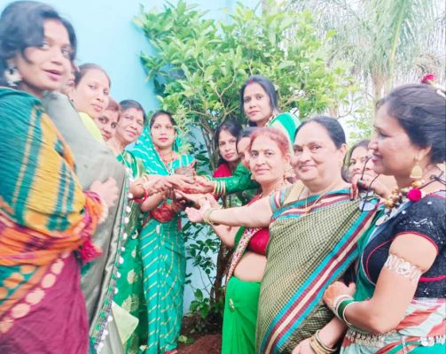 कुर्मी समाज की महिलाओं ने मनाया सावन महोत्सव
