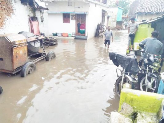 घंटेेभर की मूसलाधार बारिश से सरकारी कार्यालयों, अस्पताल और निचली बस्ती पानी में डूबे