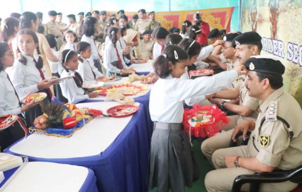 बीएसएफ के जवानों ने स्कूली छात्राओं के साथ मनाया रक्षाबंधन