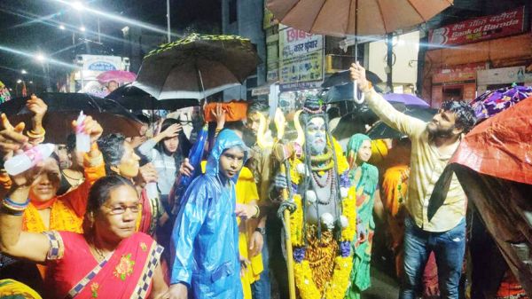 शिव महापुराण के समापन पर निकली शोभायात्रा, बरसते पानी के बीच नाचते रहे भक्त