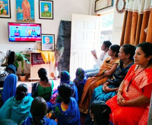 प्रधानमंत्री नरेंद्र मोदी की मन की बात स्वच्छता दूत बहनों के साथ सुनीं