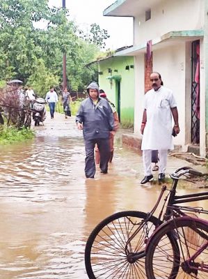 सप्ताह भर की बारिश से अटल आवास रहवासियों का हाल बेहाल, नपा ने संभाला मोर्चा