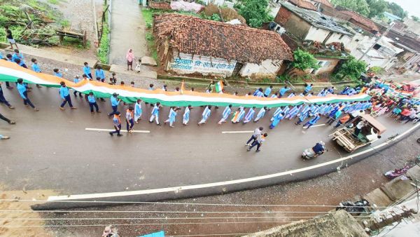शौर्य संगठन ने निकाली 75 मीटर लंबे तिरंगे की प्रभातफेरी, सांस्कृतिक परिधान रैली में दिखाई विविधता में एकता