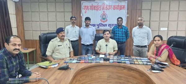 सूरजपुर से चोरी व गुम 70 मोबाइलों को पुलिस ने मालिकों को सौंपा