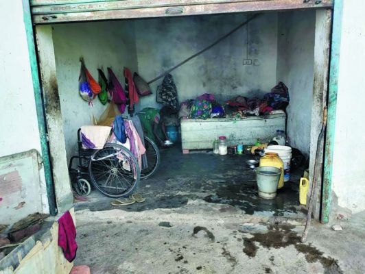 झोपड़ी टूटी, बरसों से हाट बाजार के दुकान में निवास
