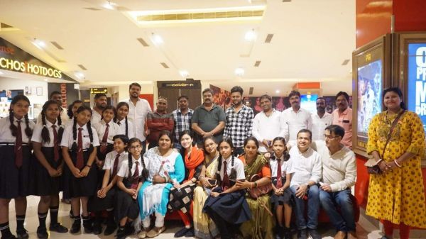 भिलाई मेयर के साथ विद्यार्थियों ने देखी फिल्म गांधी