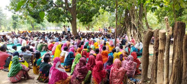 28 गांवों के लोग जुटे, रावघाट में निजी कंपनी की खनन कार्रवाई को बताया अवैध