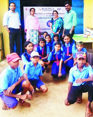 गोद लिए ग्रामीण विद्यालयों को कलिंगा विश्वविद्यालय द्वारा जरूरत के सामान