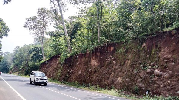 मनेन्द्रगढ़-अम्बिकापुर नेशनल हाइवे बनाने चौड़ीकरण के लिए काटा पहाड़