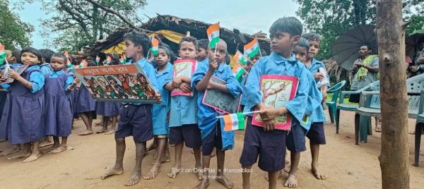 17 साल बाद खुले नक्सलगढ़ के स्कूल, बच्चों ने पढ़ा क ख ग