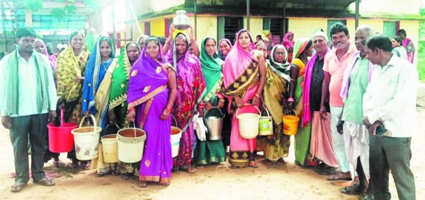बिजली-पानी की समस्या लेकर ग्रामीणों का प्रदर्शन