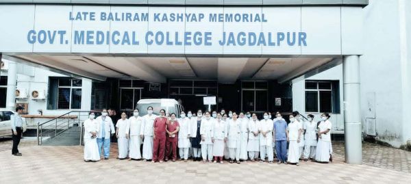 डिमरापाल मेडिकल कॉलेज में स्टाफ की मांग को लेकर नर्सों ने किया प्रदर्शन