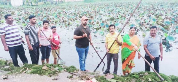 तालाब में भाजपाईयों ने श्रमदान कर सफाई अभियान चलाया