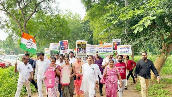 भाजपा के गंगा जल कलश को स्वीकार करते संसदीय सचिव ने भाजपा नेताओं को पहनाई सब्जियों की माला