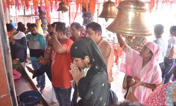 नवरात्र के पहले दिन मंदिरों में भीड़ उमड़ी