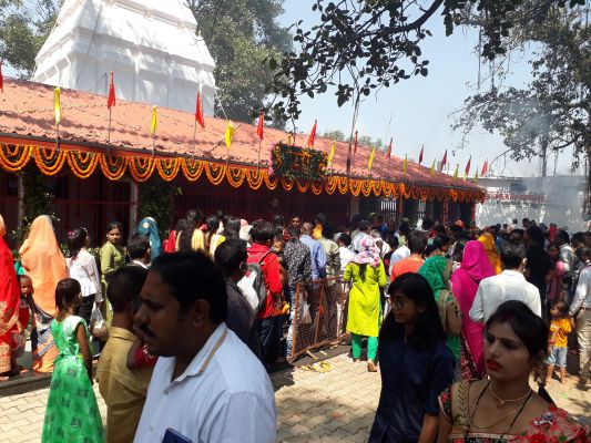 देवी मंदिरों में जले आस्था के दीप, भक्तों की उमड़ी भीड़