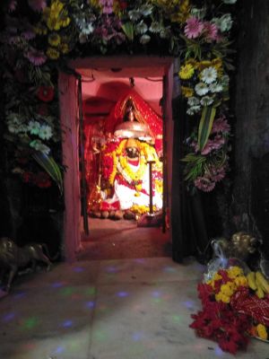 दंतेश्वरी मंदिर में 8 हजार मनोकामना ज्योत जगमगाए, भक्तों का तांता
