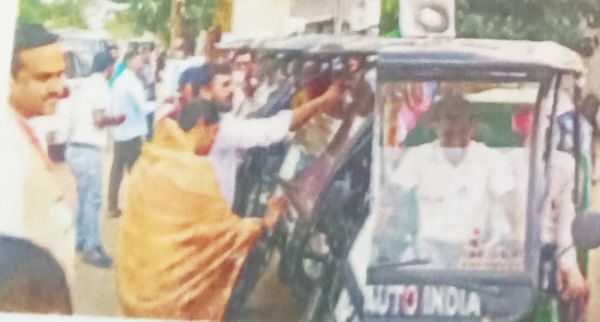 कलेक्टर, नपाअध्यक्ष सहित पार्षदों ने ई-रिक्शा को हरी झंडी दिखाकर किया रवाना