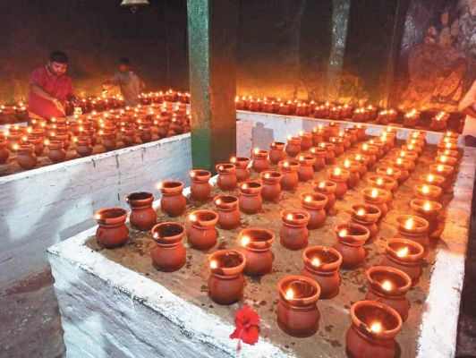 देवी मंदिरों में जल रहे आस्था के ज्योत, माता के भक्ति में डूबे भक्त