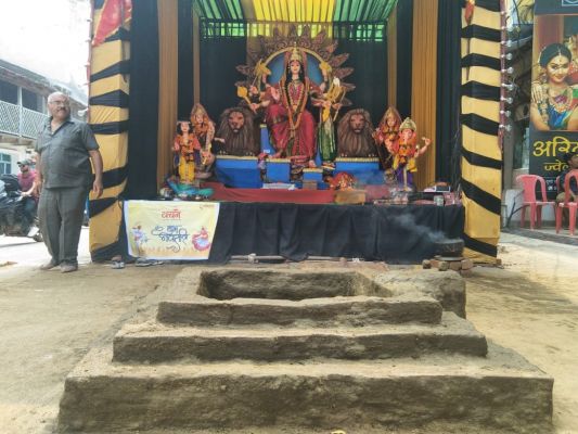 दोपहर बाद मंदिरों व देवी पंडालो में हवन