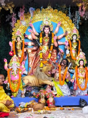 नवरात्रि पर रंग-बिरंगी रोशनी से जगमगाया शहर, माता के दर्शन को भक्तों का तांता