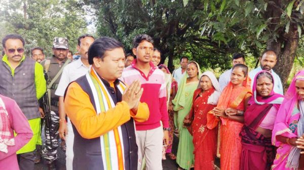 विधायक पहुंचे बगीचा ब्लॉक के कई गांव, ग्रामीणों ने बताई समस्याएं, किया निराकरण