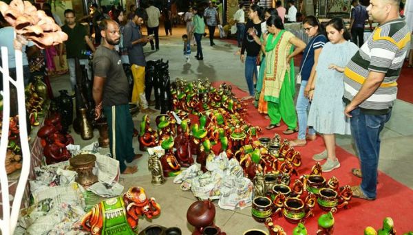हस्तशिल्प-हाथकरघा ‘दीपावली महोत्सव’ में लोग जमकर कर रहे खरीददारी