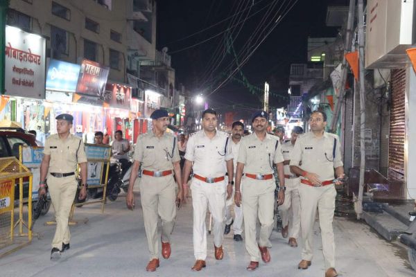 धनतेरस-दीपावली पूर्व शहर की सुरक्षा व यातायात व्यवस्था का जायजा लेने पुलिस का पैदल मार्च