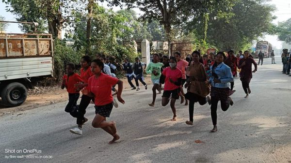 सरदार पटेल की जयंती पर एकता दौड़, विद्यार्थियों व ग्रामीणों ने लगाई दौड़