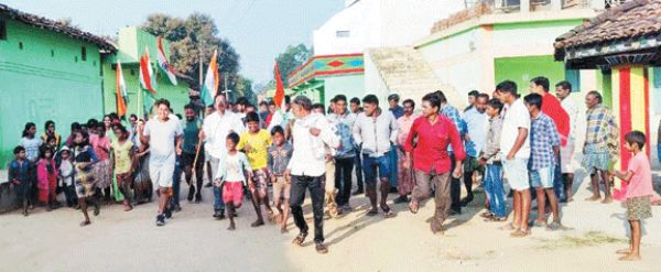 स्कूली बच्चों संग ग्रामीणों ने भी लगाई एकता दौड़