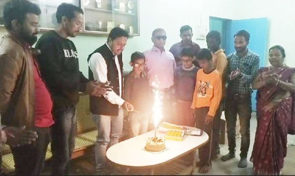फैंस क्लब ने नेत्रहीन बच्चों संग मनाया  सिंहदेव का जन्मदिन 