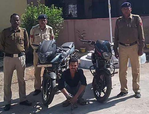 चोरी की 2 मोटरसाइकिल के साथ आरोपी गिरफ्तार
