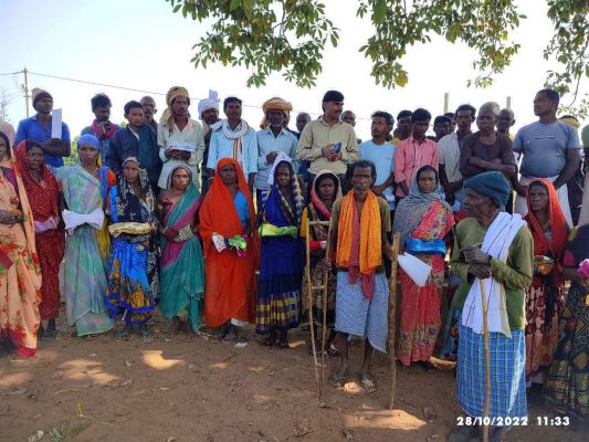 समाजसेवी संतोष ने ग्रामीणों को दिए उपहार