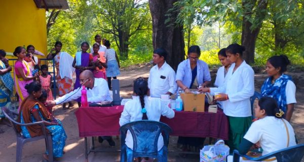 नदी-पहाड़ पारकर स्वास्थ्यकर्मी पहुंचे बेंगपाल, 35 ग्रामीणों को शिविर में मिला लाभ