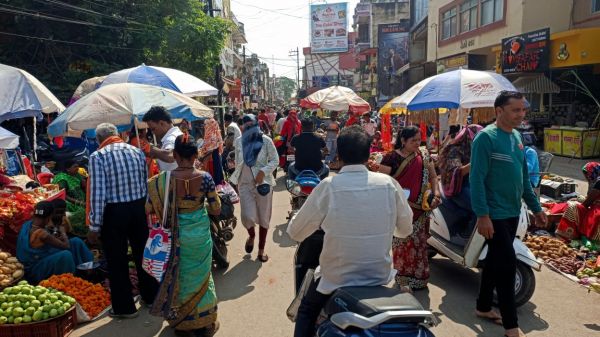 छोटी दिवाली की चमक से बाजार में हलचल